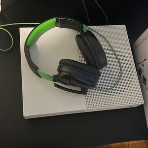 REALLY NEW XBOX ONE S2 CONTROLER AND HEADSET W GAME INCLUDED